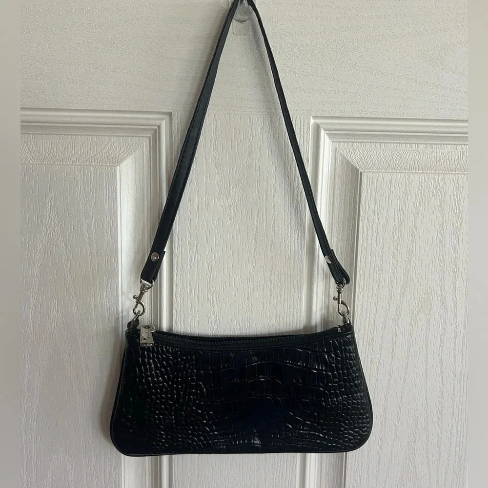 ⭐️ Express croc pattern leather mini shoulder bag.